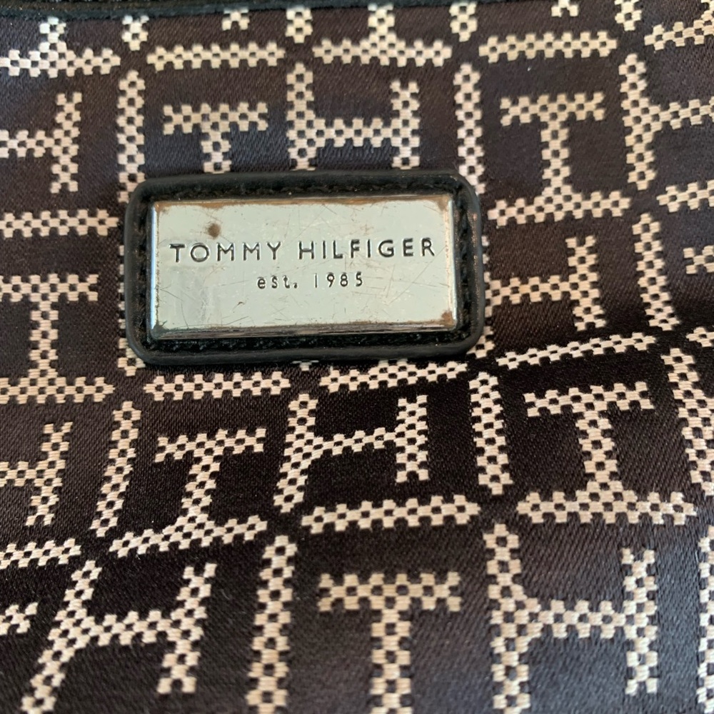 Tommy Hilfiger Garden Classics II-Medium Crossbody - Picture 9 of 9